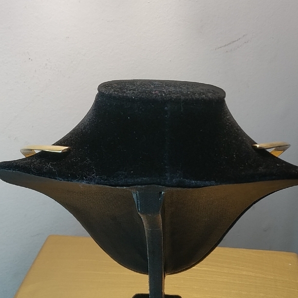 Elegant Gold Necklace - Picture 2 of 3